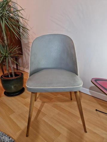 Chaise vintage années 50 en bois et skai disponible aux enchères