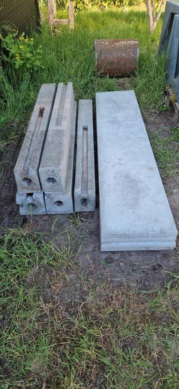 Betonplaten en palen beschikbaar voor biedingen