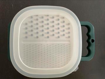 Plastic pot met rasp en deksel beschikbaar voor biedingen