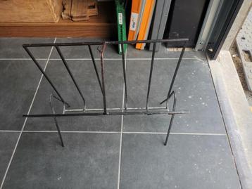 vintage dagbladhouder beschikbaar voor biedingen
