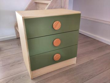 Kast / Ladekast / Kastje met 3 schuiven / Nachtkastje beschikbaar voor biedingen