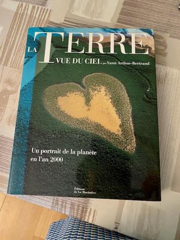 La Terre vue du ciel, portrait de la planète en l'an 2000 beschikbaar voor biedingen