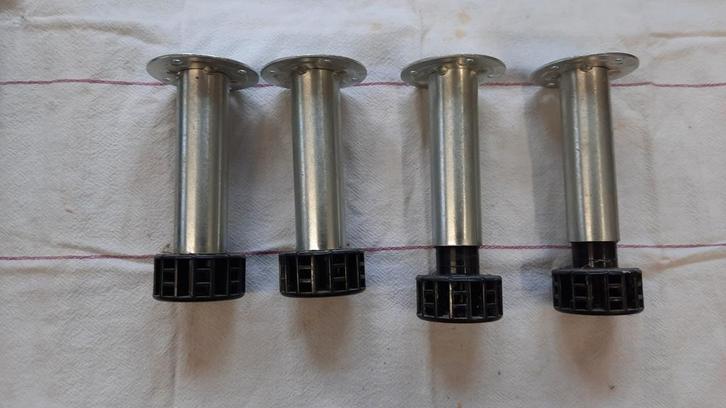 4 verstelbare pootjes, Doe-het-zelf en Bouw, IJzerwaren en Bevestigingsmiddelen, Gebruikt, Ophalen