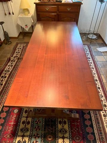 Eettafel met zes stoelen beschikbaar voor biedingen