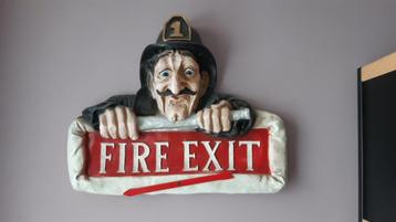 Wanddecoratie fire exit brandweerman beschikbaar voor biedingen