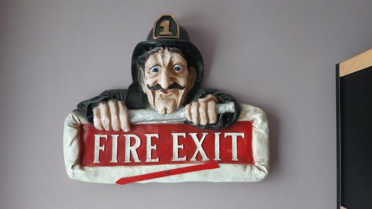 Wanddecoratie fire exit brandweerman, Huis en Inrichting, Woonaccessoires | Wanddecoraties, Gebruikt, Ophalen