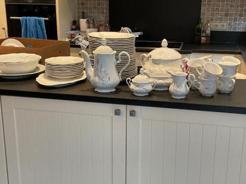 Servies  beschikbaar voor biedingen
