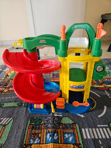 Little people fisherprice garage met auto en speeltapijt beschikbaar voor biedingen