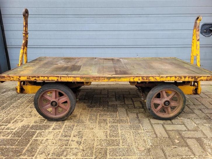 Grote antieke industriele transportkar kar tafel salontafel, Huis en Inrichting, Tafels | Salontafels, Zo goed als nieuw, Minder dan 50 cm
