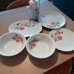 Bols sur assiettes de service et cafetière, Enlèvement