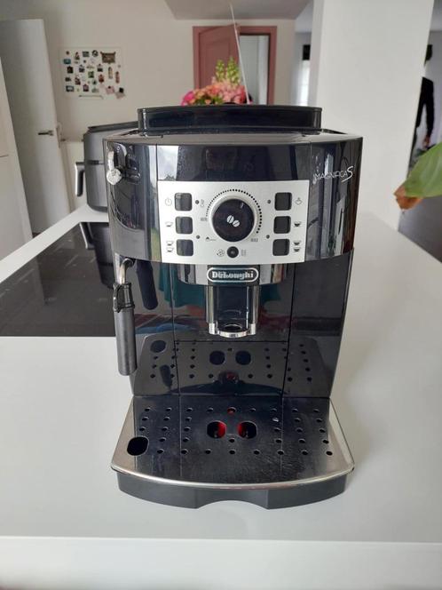 Volautomatisch koffiemachine Delonghi Magnifica S, Elektronische apparatuur, Koffiezetapparaten, Gebruikt, Koffiebonen, Koffiemachine