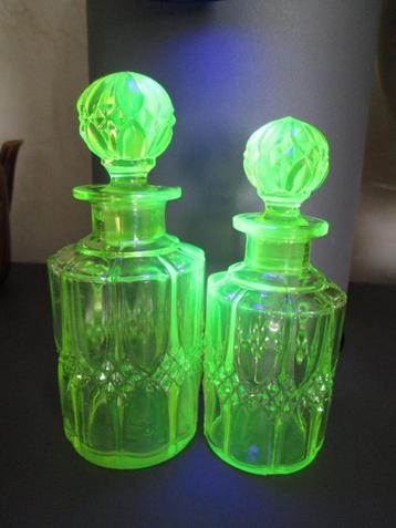 2 antieke gele uranium toilet stel flesjes van 16 cm en15 cm beschikbaar voor biedingen