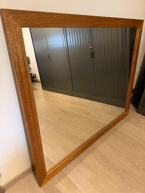 Grote tijdloze spiegel met houten kader - 114 x 140cm - Perf, Huis en Inrichting, Woonaccessoires | Spiegels, Zo goed als nieuw