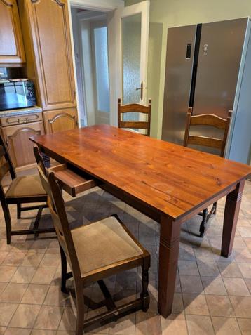 tafel met 4 stoelen beschikbaar voor biedingen