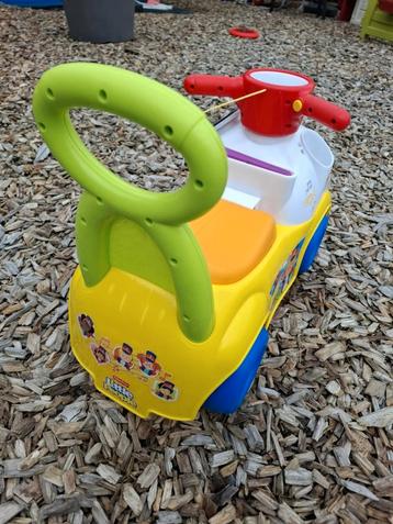 Muzikale kinderauto beschikbaar voor biedingen
