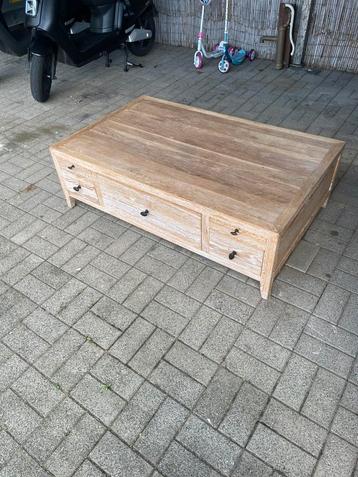 Massief houten salontafel beschikbaar voor biedingen