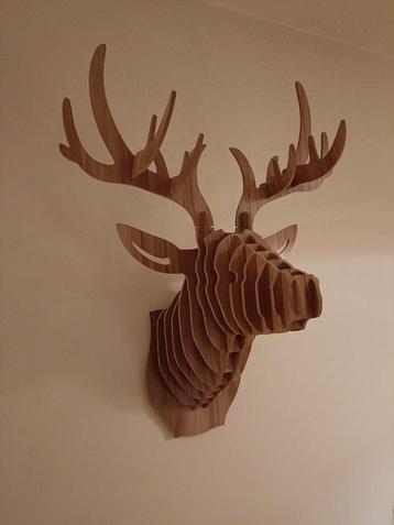 Décoration murale en bois tête de cerf disponible aux enchères