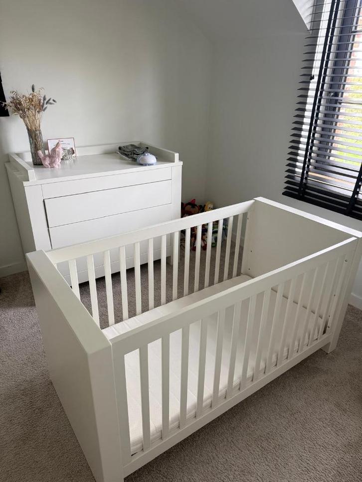 Kinderbedje + commode in zeer goede staat, Kinderen en Baby's, Kinderkamer | Commodes en Kasten, Zo goed als nieuw, Commode, 90 tot 105 cm