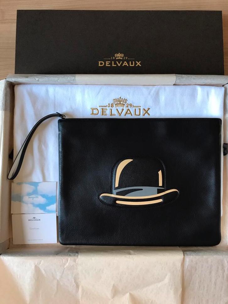 DELVAUX Pochette MAGRITTE Bowler Hat Masked Apple Pouch NEW, Handtassen en Accessoires, Tassen | Schooltassen, Nieuw, Aktetas of Boekentas
