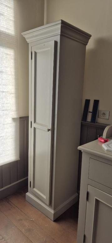 Hoge kast beschikbaar voor biedingen