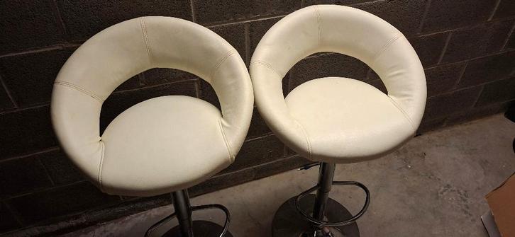 2 verstelbare barkrukken in wit kunstleer, Huis en Inrichting, Barkrukken, Gebruikt, 90 cm of meer, Kunststof, Leer, 2 krukken