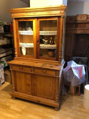 Antieke houten kast beschikbaar voor biedingen