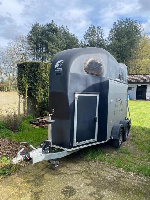 TE HUUR: 1,5 paards trailer, Dieren en Toebehoren, Paarden en Pony's | Trailers en Aanhangwagens, Zo goed als nieuw, 1½-paards trailer