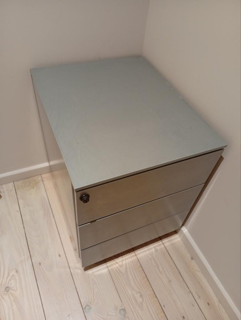 Meuble de bureau métallique sur roulette, Enlèvement