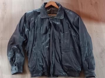 Mooie retro lederen jas beschikbaar voor biedingen