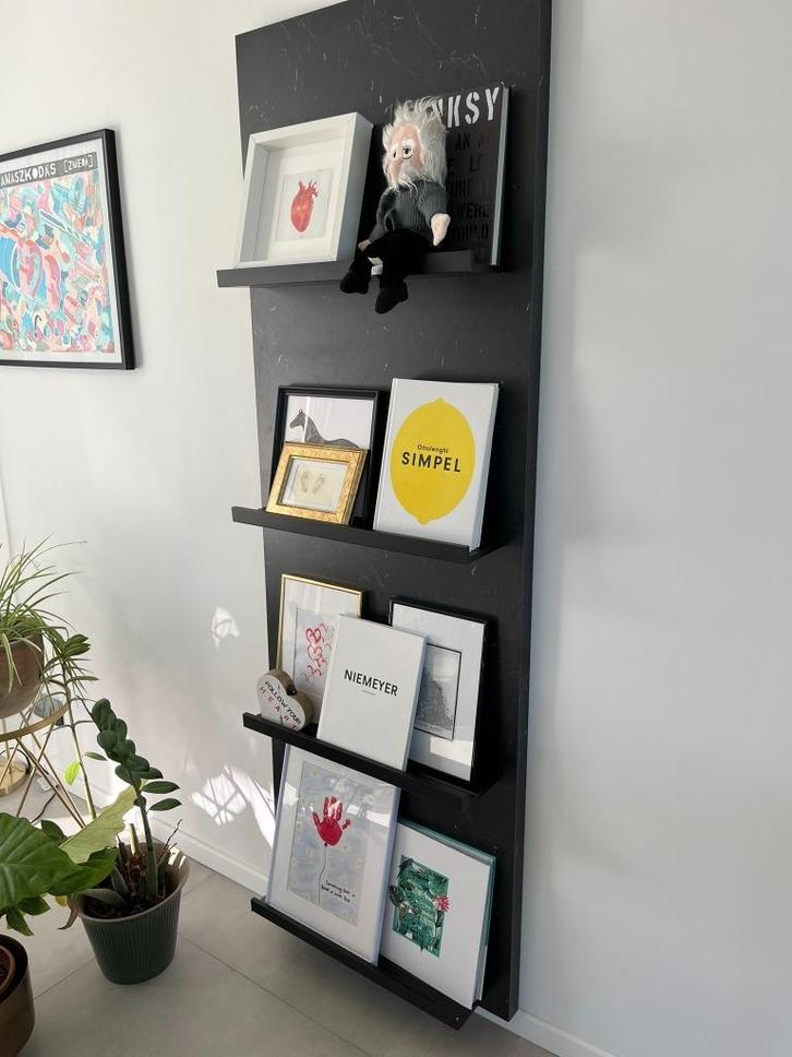 Zwarte Houten Displayschap – 4 Lagen, Huis en Inrichting, Woonaccessoires | Wandplanken en Boekenplanken, Zo goed als nieuw, Ophalen