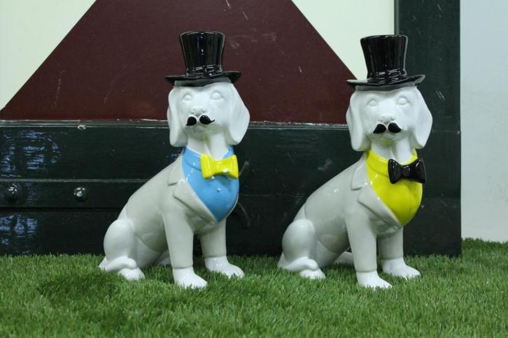 Zittende honden met hoed groot snor deftig, Tuin en Terras, Tuinbeelden, Nieuw, Dierenbeeld, Overige materialen, Ophalen of Verzenden