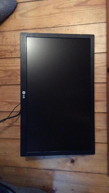 2 schermen full hd  beschikbaar voor biedingen