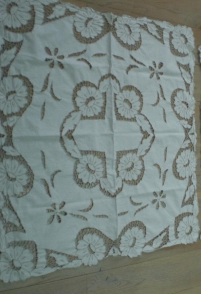 Oud wit tafelkleed in kant en borduurwerk, Huis en Inrichting, Tafelkleden, Zo goed als nieuw, Vierkant, Binnen, Ophalen