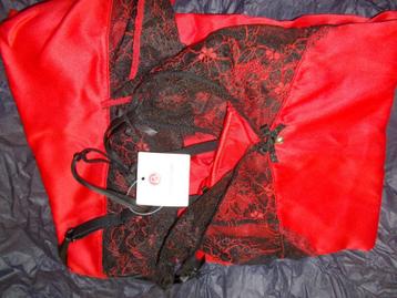 nuisette dentelle rouge/noir T 42+une rouge satinée T38/40 beschikbaar voor biedingen