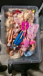 Box vol met Barbie poppen en kleedjes., Ophalen, Barbie