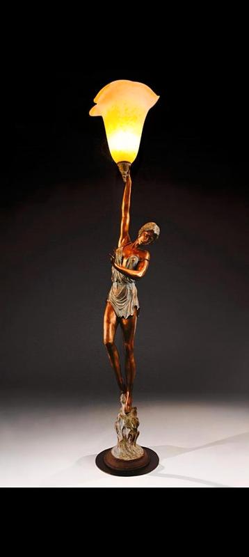 Grote bronzen lamp beschikbaar voor biedingen