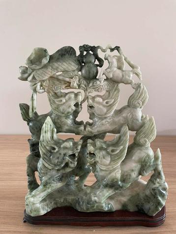 Stuk groene Jade op houten voet 30cm hoog, Enlèvement
