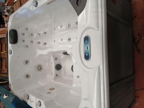 Javuzzi 3 persoons gratis geleverd geplaatst en 1j garantie, Tuin en Terras, Zwembad-toebehoren, Zo goed als nieuw, Ophalen of Verzenden