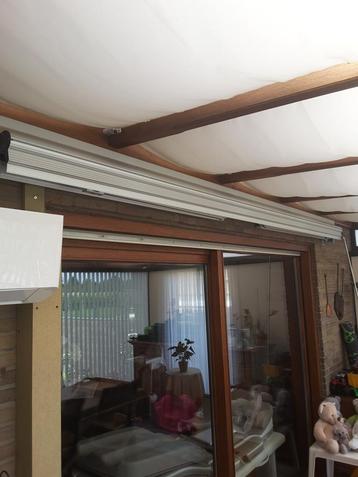 2 Handmatige zonneschermen / zonneluifels / schaduwdoeken beschikbaar voor biedingen