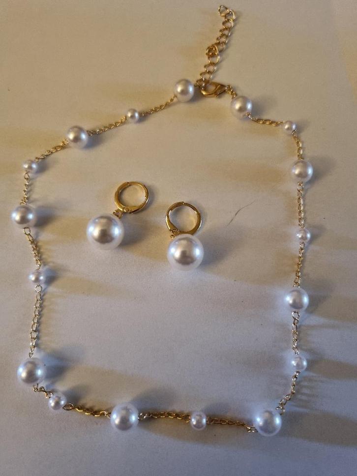 Parure dorée collier fin et boucles d'oreilles assortis, Bijoux, Sacs & Beauté, Colliers, Neuf, Or, Réglable, Envoi