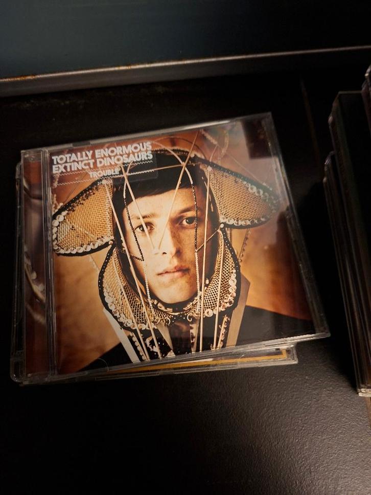 cd - totally enormous extinct dinosaurs - trouble, CD & DVD, CD | Dance & House, Comme neuf, Autres genres, Enlèvement ou Envoi