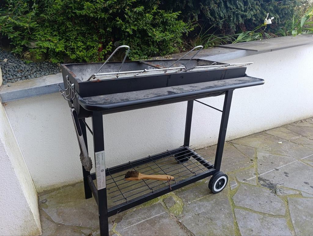 Barbecue charbon “Guadeloupe” sur chariot – bon état, Jardin & Terrasse