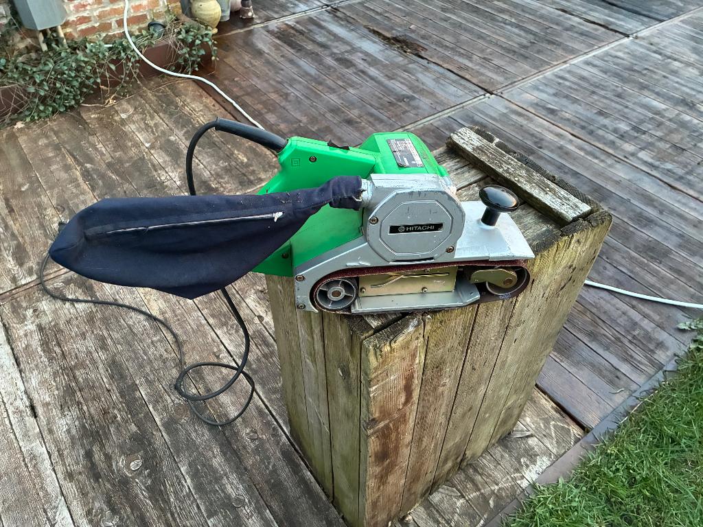 Bandschuurmachine merk hitachi, Ophalen, Gebruikt, 600 tot 1200 watt, Bandschuurmachine