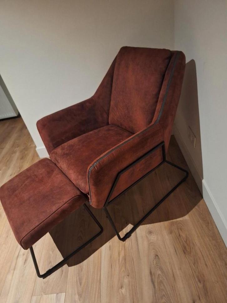 Comfortabele, warm bordeaux rode fauteuil met poef, Maison & Meubles, Fauteuils, Comme neuf, Tissus, 50 à 75 cm, Moins de 75 cm