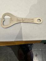 ouvre-boîte à sept places en métal, Enlèvement ou Envoi, Seven op, 1000 BXL, Ustensile