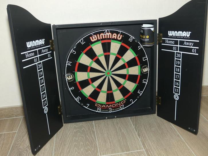 Dartsbord in kast merk Winmau, Sport en Fitness, Darts, Zo goed als nieuw, Dartbord, Ophalen
