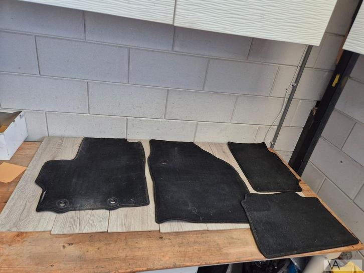 Toyota Yaris 2020 - 2025 mattenset compleet van 4 ORIGINEEL, Auto-onderdelen, Interieur en Bekleding, Toyota, Gebruikt, Ophalen of Verzenden