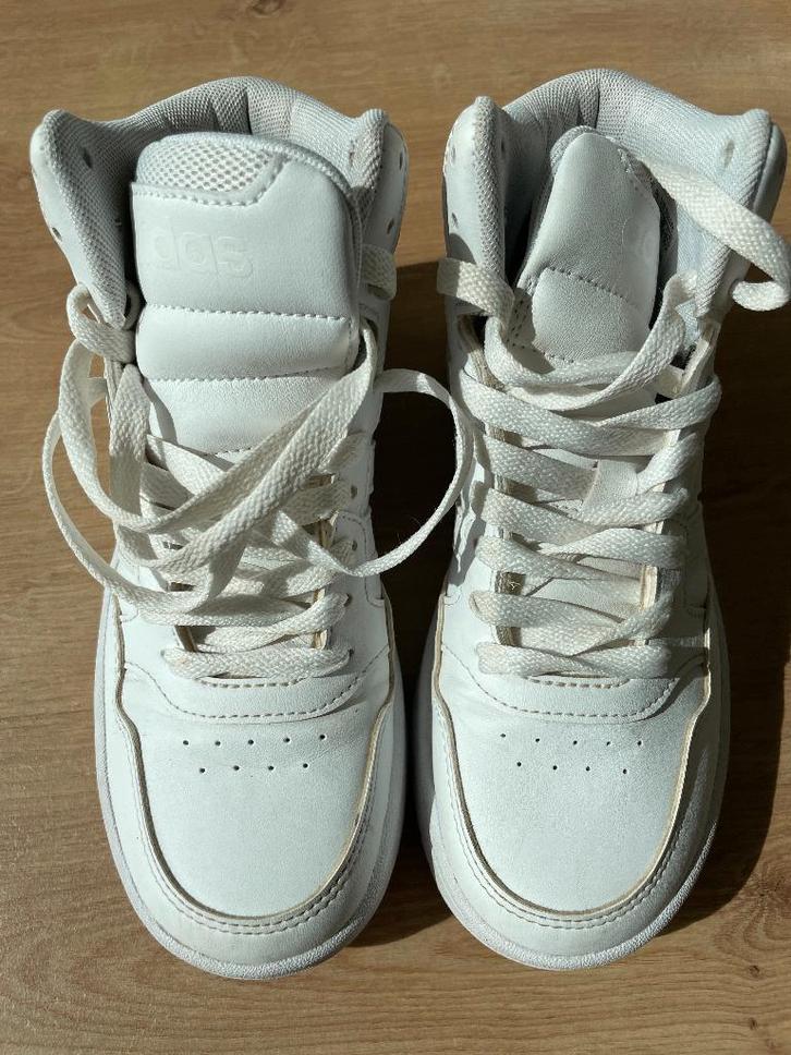 Sneakers wit Adidas – mid hoog – weinig gebruikt, Kinderen en Baby's, Kinderkleding | Schoenen en Sokken, Nieuw, Sportschoenen