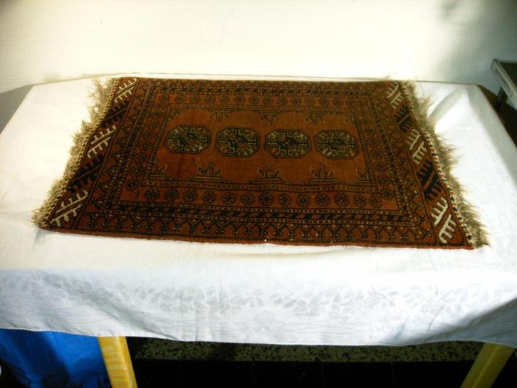 Een handgeknoopt Pakistaans wollen bidkleedje., Huis en Inrichting, Stoffering | Tapijten en Vloerkleden, Zo goed als nieuw, 50 tot 100 cm