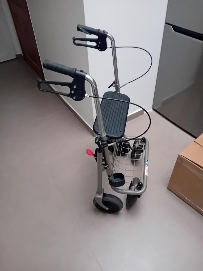 Rollator 4 roues pliant. Equipé d'un panier amovible de tran, Divers, Déambulateurs, Enlèvement